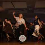 Lo spirito comunitario � il marchio del lindy hop. Si tratta di una danza di coppia ma da fare necessariamente all�interno di un gruppo. Tutti ballano, ricreano varie figure e spesso cambiano partner. � quella che si definisce �social dance�